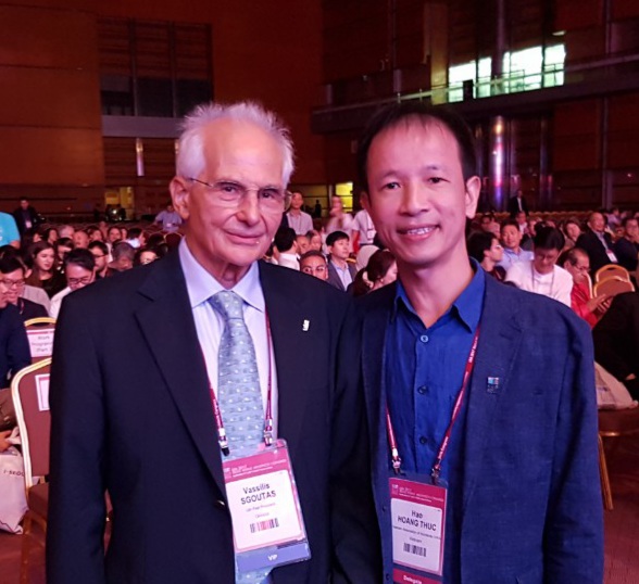 Chủ tịch Vassilis Sgoutas trao giải cho KTS Hoàng Thúc Hào tại Đại hội Kiến trúc thế giới năm 2017.